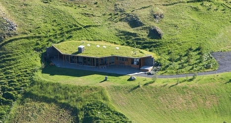 Superbe intégration pour cette maison bois semi-enterré et toiture végétalisée en Islande | Build Green, pour un habitat écologique | Scoop.it