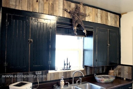 Black Chalkboard Cabinets with Pallet Board Backsplash | 1001 Pallets ideas ! | Scoop.it