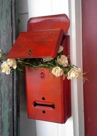 Billie’s pops of red in the garden | Upcycled Garden Style | Scoop.it