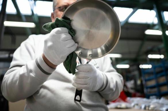 Avec la menace des PFAS, la poêle en inox prend sa revanche