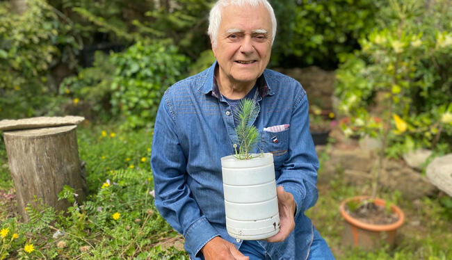 Cet Azuréen plante des arbres pour créer des oasis de verdure et de fraîcheur dans sa commune