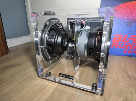 Test Velodyne MiniVee X (version acrylique)&nbsp;: un caisson artistique et compact, aussi m&eacute;lomane que cin&eacute;phile | ON-TopAudio | Scoop.it