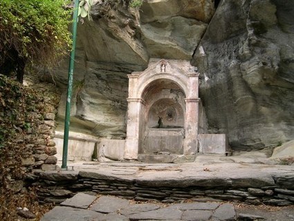 Fontaine Dans Le Village De Cannelle La Corse