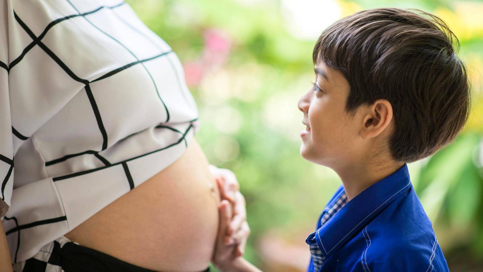 Видео беременный мальчики. Pregnant boy беременный мальчик.