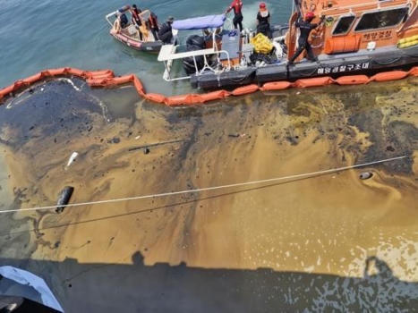 Increase in Marine Pollution Incidents in Central Coast Guard Jurisdiction... Enhanced Anti-Discharge Measures Minimize Damage - 아시아경제 / le 15.01.2026 | Pollution accidentelle des eaux (+ d&eacute;chets plastiques) | Scoop.it