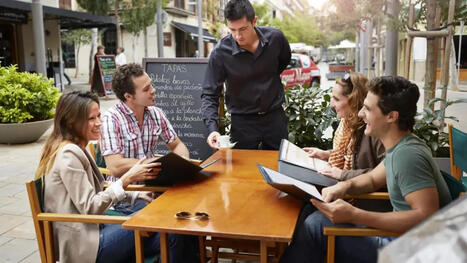 Qué significa que ayudes a los camareros a recoger la mesa, según la psicología | Santiago Sanz Lastra | Scoop.it