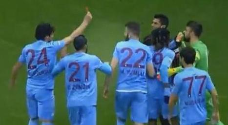 Curioso jugador que se cree arbitro | Curiosidades e información del mundo | Scoop.it