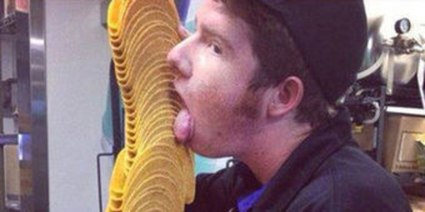 Un employé de Taco Bell lèche des tacos, photo à l'appui | Bad buzz | Scoop.it