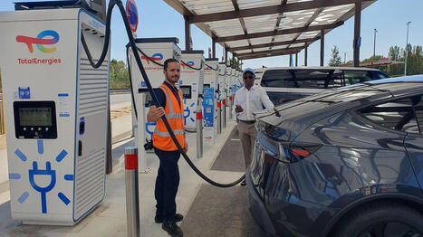 REPORTAGE. "On a de quoi faire"&nbsp;: &agrave; la d&eacute;couverte des "bornistes" pour v&eacute;hicules &eacute;lectriques, cette nouvelle profession des stations-service &ndash; | @ZeHub | Scoop.it