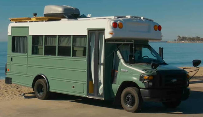 Van Life : l'incroyable bus scolaire aménagé, bardé de panneaux solaires, de Sarah et Éric