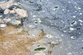 Dépolluer les eaux des nanoplastiques grâce à de la teinture couleur jean