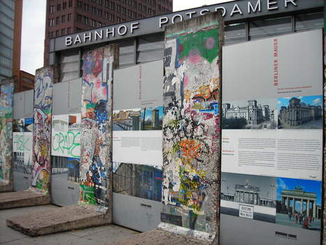 History of the Berlin Wall and its fall visualized with videos and images - rbb | IB and IGCSE: Cold War | Scoop.it
