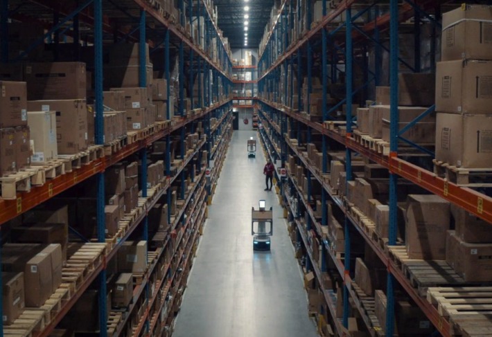 Are #robots that follow pickers in warehouse is the future of work for the #retail industry? Productivity + Accuracy are selling points - may also help fight the labour shortage for menial tasks | WHY IT MATTERS: Digital Transformation | Scoop.it
