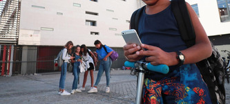 Interdiction des t&eacute;l&eacute;phones au lyc&eacute;e&nbsp;: &laquo;&nbsp;Pour la premi&egrave;re fois, on aura une &eacute;cole sans t&eacute;l&eacute;phone de la maternelle au baccalaur&eacute;at&nbsp;&raquo;, se f&eacute;licite le ministre de l&rsquo;&Eacute;ducation nationale | Actus du jour - 25 ao&ucirc;t 2026 | Scoop.it