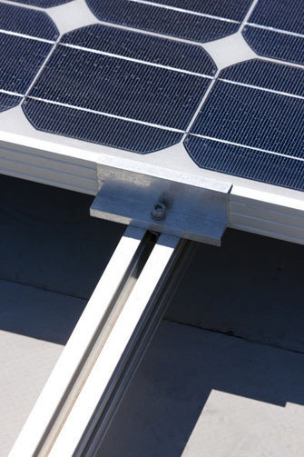 Une solution photovoltaïque pour les toitures à faible pente > Solaire - Enerzine.com | Energies Renouvelables | Scoop.it