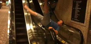 Simon fail dans l'escalator | Trollface , meme et humour 2.0 | Scoop.it