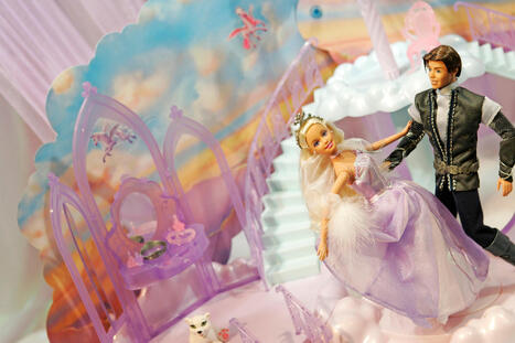 Millainen nukke, sellainen naiskuva: vauvanuket valmistivat tytt&ouml;j&auml; &auml;itiyteen, Barbiet ty&ouml;el&auml;m&auml;&auml;n | 1Uutiset - Lukemisen t&auml;hden | Scoop.it