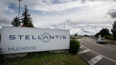 Stellantis va arr&ecirc;ter quatre usines fran&ccedil;aises pendant cinq &agrave; quinze jours &agrave; cause d'une disponibilit&eacute; insuffisante de batterie &ndash; | Veille &eacute;conomique | Scoop.it