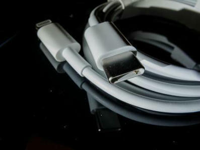 ”Vanhasta” Iphonesta tuli yhtäkkiä hittipuhelin, vaikka sen laturiliitin jää historiaan | HS.fi | 1Uutiset - Lukemisen tähden | Scoop.it