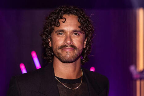 "En ollut valmis t&auml;h&auml;n!" &ndash; Pete Parkkosen rohkea musiikkivideo h&auml;tk&auml;hdytt&auml;&auml; nyt maailmalla | 1Uutiset - Lukemisen t&auml;hden | Scoop.it