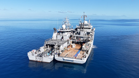 Premier ravitaillement &agrave; la mer entre un b&acirc;timent de soutien et d'assistance outre-mer et un patrouilleur outre-mer | DEFENSE NEWS | Scoop.it