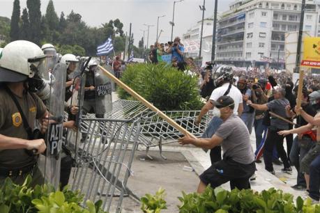 Gr&egrave;ce: premiers affrontements devant le parlement &agrave; Ath&egrave;nes | Bankster | Scoop.it