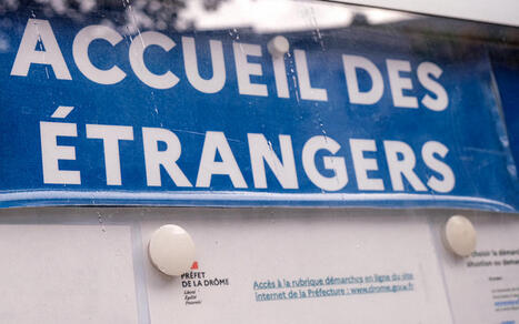 Dématérialisation des démarches : quelles conséquences pour les personnes étrangères ? - Vie-publique.fr, avril 2025 | Veille informative du CDIR de Croix-Rouge Compétence Occitanie | Scoop.it