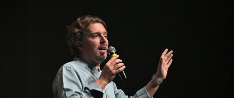 Alex Vizorek revient à l’essentiel : un micro, une lumière et le rire au Théâtre d’Auch | Professionnels du tourisme du Grand Auch Cœur de Gascogne | Scoop.it