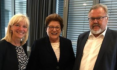 ULLV-Vorsitzender Gerhard Bleß im Gespräch mit Landtagspräsidentin Barbara Stamm (Mitte) und der neuen Staatssekretärin im KM, Carolina Trautner. Themen: Arbeitsbelastung, Multiprofessionelle Teams... | Schule und Bildung in Unterfranken | Scoop.it