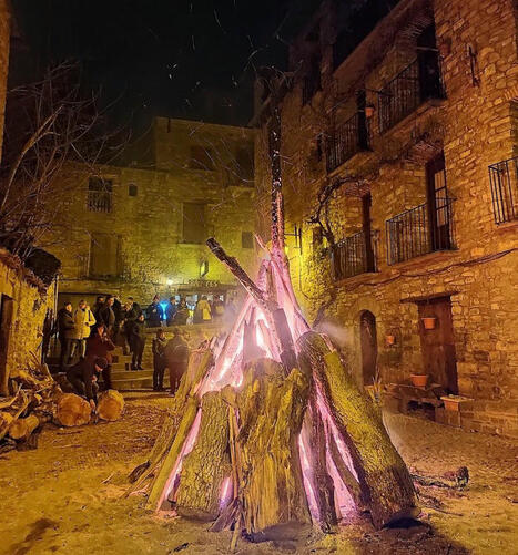 Ainsa : la tradition des feux de joie en l'honneur des Saints Barbus  | Vallées d'Aure & Louron - Pyrénées | Scoop.it