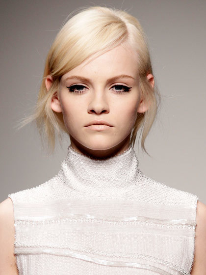 20 Makeup, Hair & Nail Trends for Fall/Winter 2011 at Family Style | kapsel trends | Scoop.it