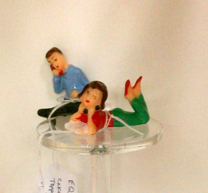 Vintage teens talking on telephones cake toppers! | Kitsch | Scoop.it