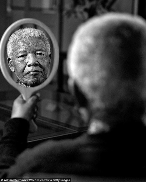 Unseen Mandela: Intimate portraits show the indomitable spirit of smiling icon who reduced photographer's team to tears just by his presence | Hommage à quelques "grands Hommes"... | Scoop.it