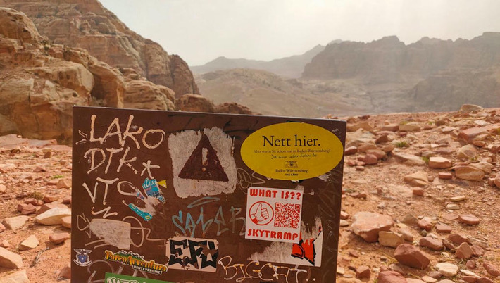 Marketing : "Nett hier", l'autocollant allemand qui fait le tour du monde  | Marketing et promotion touristique | Scoop.it