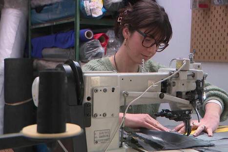 Elle recycle les bleus de travail en sacs pour les entreprises : "l'id&eacute;e, c'est de r&eacute;duire leur impact environnemental" | Biodiversit&eacute;, &Eacute;cologie et Environnement | Scoop.it