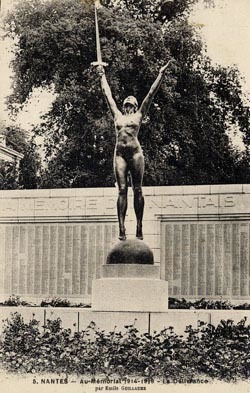 Un monument aux morts polémique - [Archives municipales de Nantes] | Histoire 2 guerres | Scoop.it