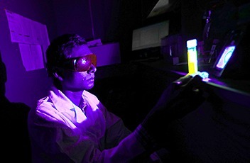 UT Chemists Discover How Blue Light Speeds Blindness // University of Toledo  | Screen Time, Tech Safety & Harm Prevention Research | Scoop.it