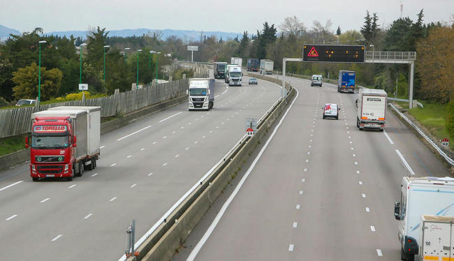 Les péages d'autoroute pour les poids lourds seront plus chers selon leurs émissions de CO2 d'ici 2030