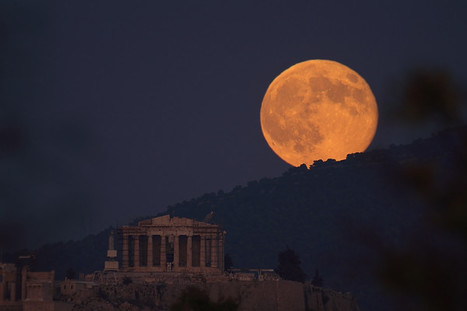 La Luna y la Acr&oacute;polis en Atenas, Grecia. 12 de octubre de 20... on Twitpic | Reflejos | Scoop.it