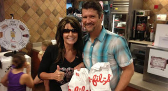 Sarah Palin Thumbs Up for Chick-Fil-A | Communications Major | Scoop.it