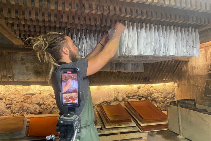 Insolite : papetier artisanal et star des réseaux, il réalise des menus en poireaux | Découvrir, se former et faire | Scoop.it