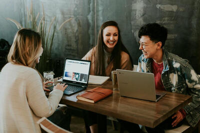 Rapport au travail : les jeunes alternants et leurs managers peuvent-ils dialoguer ?