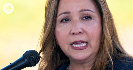 Arizonalaisen poliitikon roikottaminen kongressin ulkopuolella pitää Epstein-skandaalin piilossa ja salaliittoteoriat elossa | HS.fi | 1Uutiset - Lukemisen tähden | Scoop.it