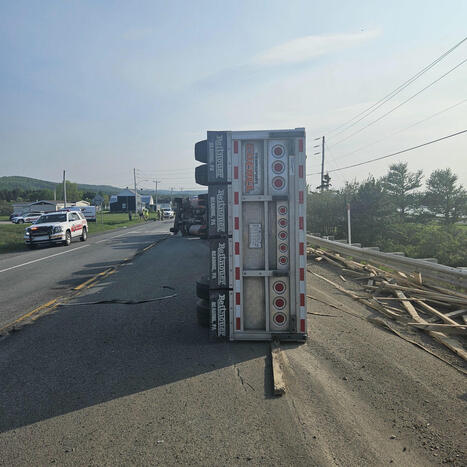 Un poids lourd se renverse sur la route 132 | Le Soir Matanie | Revue de presse La Matanie | Scoop.it