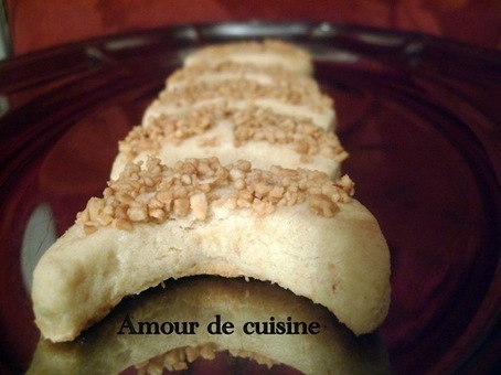 Qmirates, petites lunes aux cacahuetes ' قميرات' gateau algerien | Petits gateaux, gateaux algeriens et gateau arabe | Scoop.it
