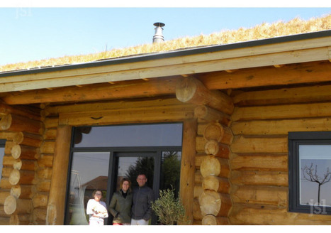 Une maison en rondins de bois au toit couvert de fleurs à Saint-Bonnet-de-Cray (71) | Build Green, pour un habitat écologique | Scoop.it