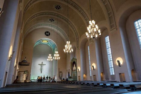 Suomen ainoa kuurojen kirkko muutti Helsingin Paavalinkirkkoon &ndash; Kuurojen hankkima alttaritaulu sai samalla uuden kodin | Lyhyet | 1Uutiset - Lukemisen t&auml;hden | Scoop.it