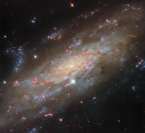 Hubble Spots a Starry Spiral | Universo y F&iacute;sica Cu&aacute;ntica | Scoop.it