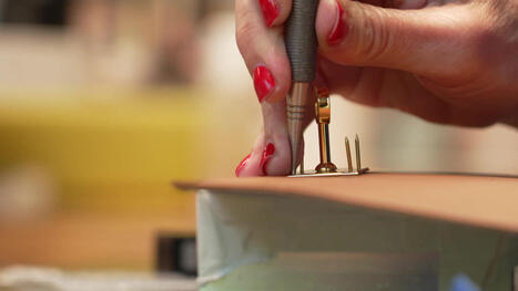 &ldquo;Une machine ne peut pas faire ce mouvement&rdquo; : la marque de luxe Herm&egrave;s ouvre une nouvelle maroquinerie et recrute 260 artisans | D&eacute;couvrir, se former et faire | Scoop.it