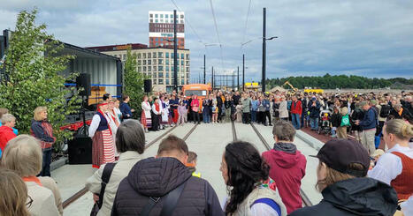 Korv, glass och folkdans då den första av tre Kronbroar invigdes med midsommartema | Huvudstadsregionen | 1Uutiset - Lukemisen tähden | Scoop.it